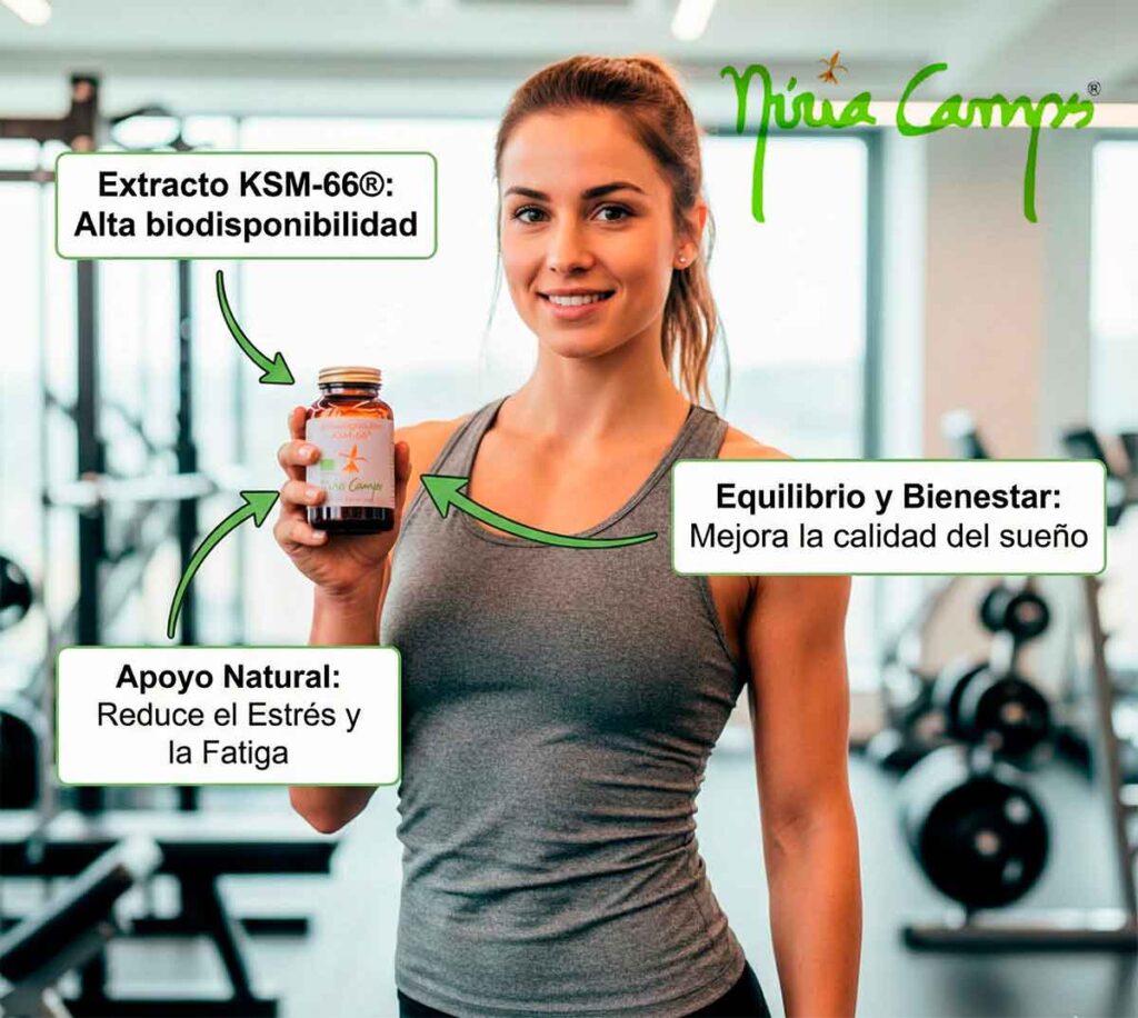 Mujer deportista mostrando bote de Ashwagandha KSM-66 de Nuria Camps en un gimnasio, suplemento natural para reducir cortisol y estrés.